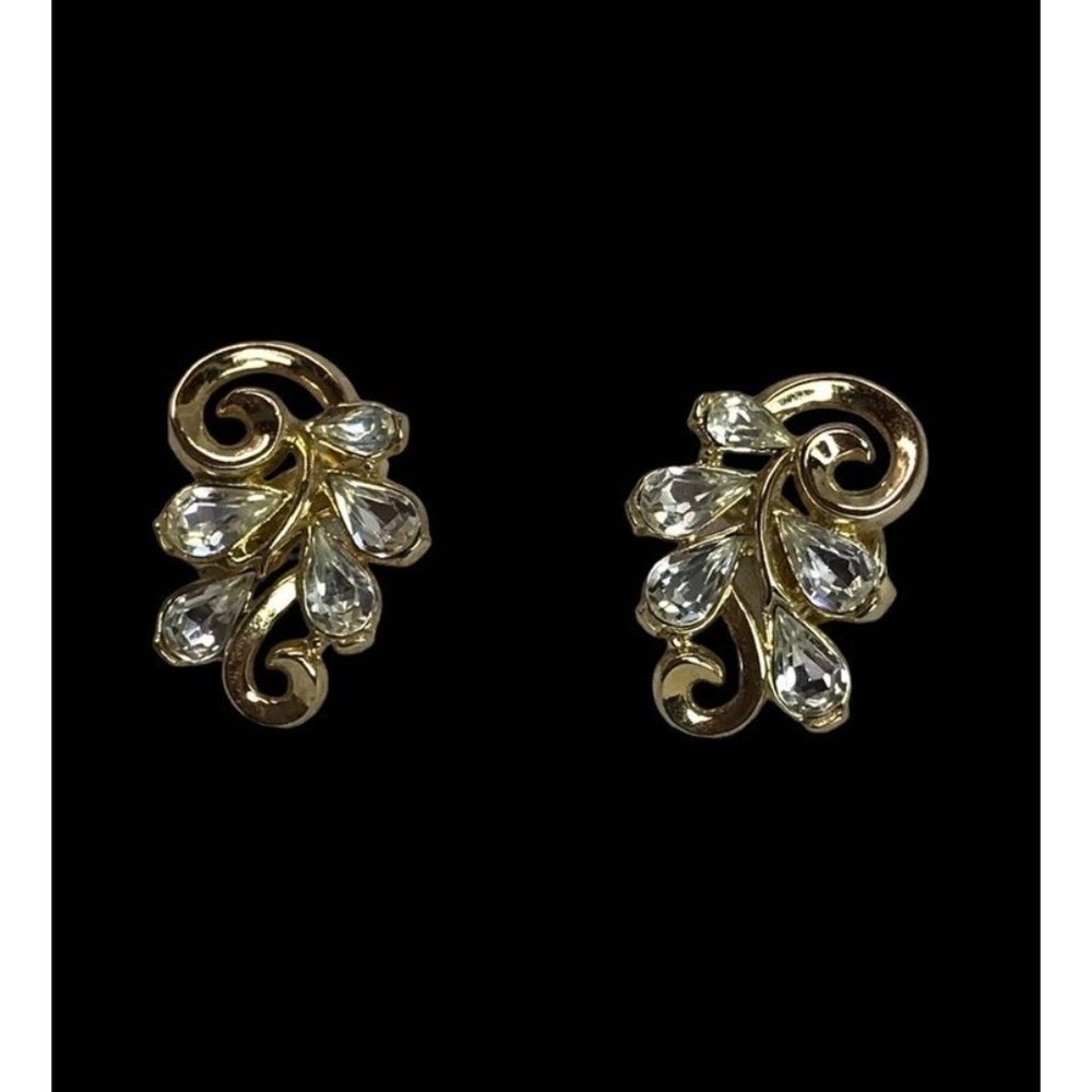 Vintage Trifari Signed Gold tone Rhinestone Clip On Earrings Beautiful!